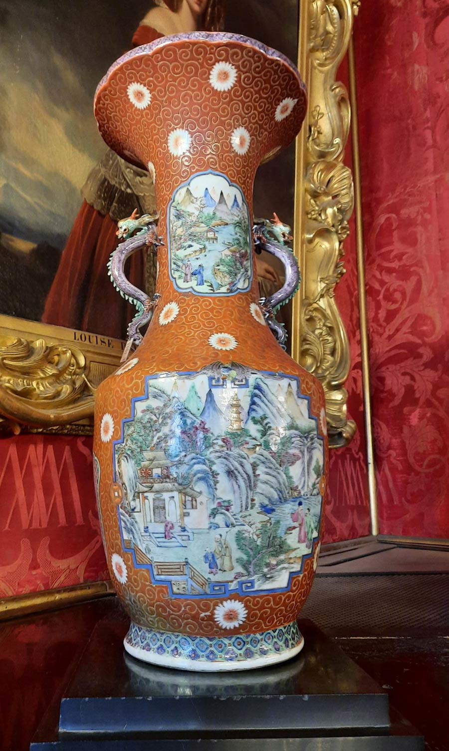 Art japonais, Vase avec anses en forme de dragon (milieu du XIXe siècle ; porcelaine peinte et émaillée, hauteur 63 cm ; Trieste, Castello di Miramare) Art japonais, Vase avec anses en forme de dragon (milieu du XIXe siècle ; porcelaine peinte et émaillée, hauteur 63 cm ; Trieste, Castello di Miramare)