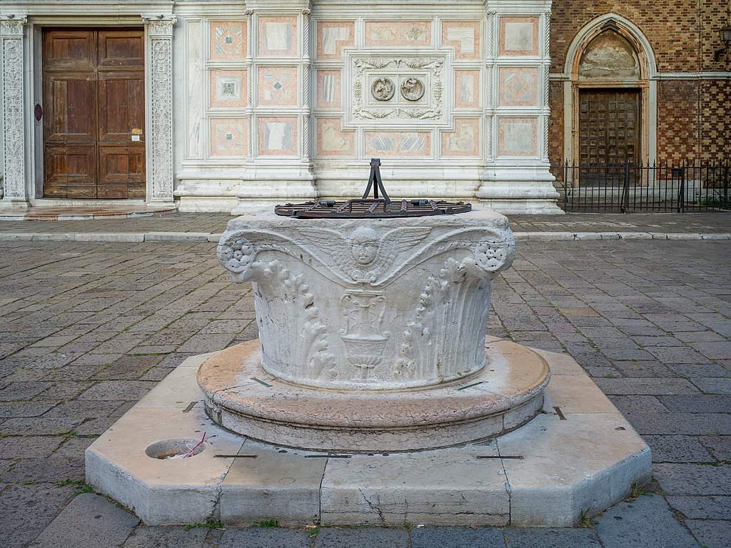 Venise, des touristes grossiers pique-niquent sur le puits S.Zaccaria: 4 200 euros d'amende
