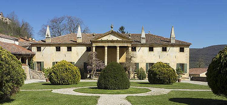 Andrea Crisanti achète une villa vénitienne du XVIe siècle. 