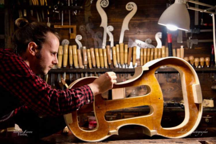 Sai come nasce un violino? Visita le botteghe di liuteria di Cremona