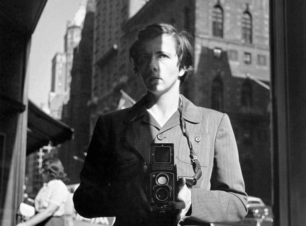 À Sienne, la vie de la nounou-photographe Vivian Maier racontée en 93 autoportraits 