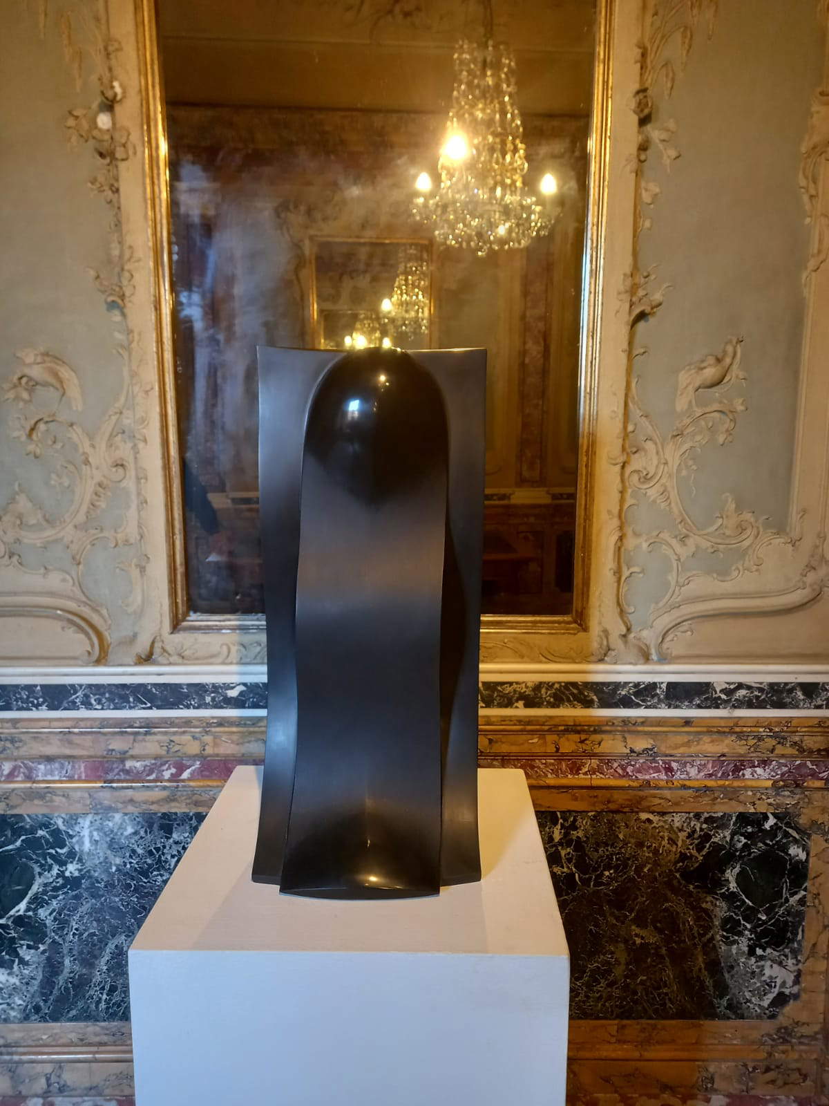 Yoshin Ogata, Genesis (2018 ; marbre noir de Belgique)