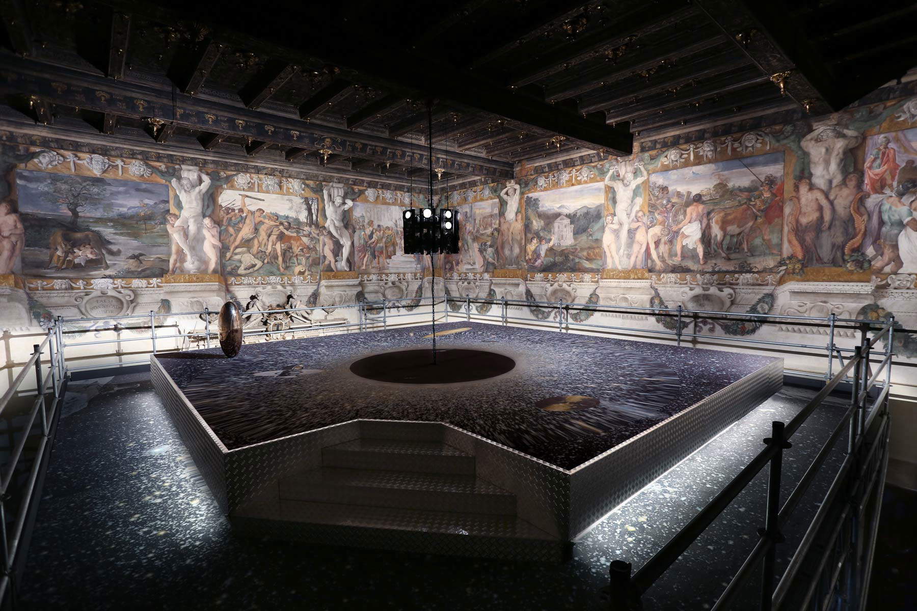 Luca Pozzi, The Grandfather Platform (2018; tappeto serigrafato da collage digitale, 110 x 1000 cm). Foto di Alessandro Ruggeri