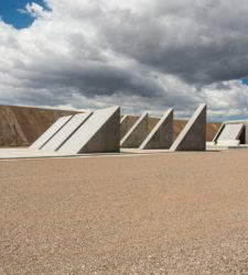 Una monumentale scultura nel deserto del Nevada: è City di Michael Heizer. Iniziata nel 1970, è ora visitabile