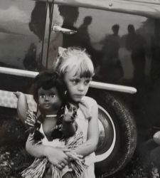 Umanamente possibile: a Milano la mostra fotografica sui legami umani che danno valore