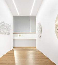 Milano, allo spazio Gaggenau la mostra che ripercorre 35 anni di carriera di Paola Pezzi
