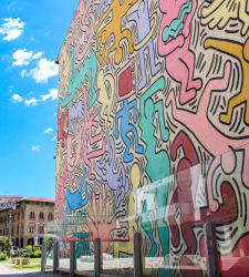Pisa, sitting or lying on the steps of monuments prohibited. New ordinance against degradation in the historic center 