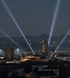 Eine Lichtinstallation anlässlich des hundertsten Geburtstags von Beppe Fenoglio 