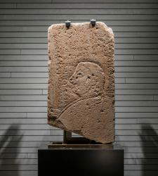 A Milano è esposta la stele di Kaminia, tra le iscrizioni più dibattute dell'antichità classica 