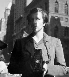 In Siena wird das Leben der Kindermädchen-Fotografin Vivian Maier in 93 Selbstporträts erzählt 