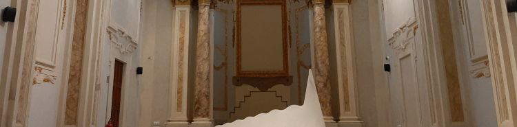 Das große Reptil von Pino Pascali, der Dinosaurier, der uns auffordert, uns selbst nicht zu ernst zu nehmen