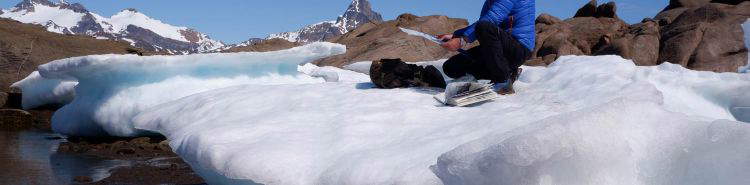 When art studies melting glaciers. Roberto Ghezzi's work in Greenland.