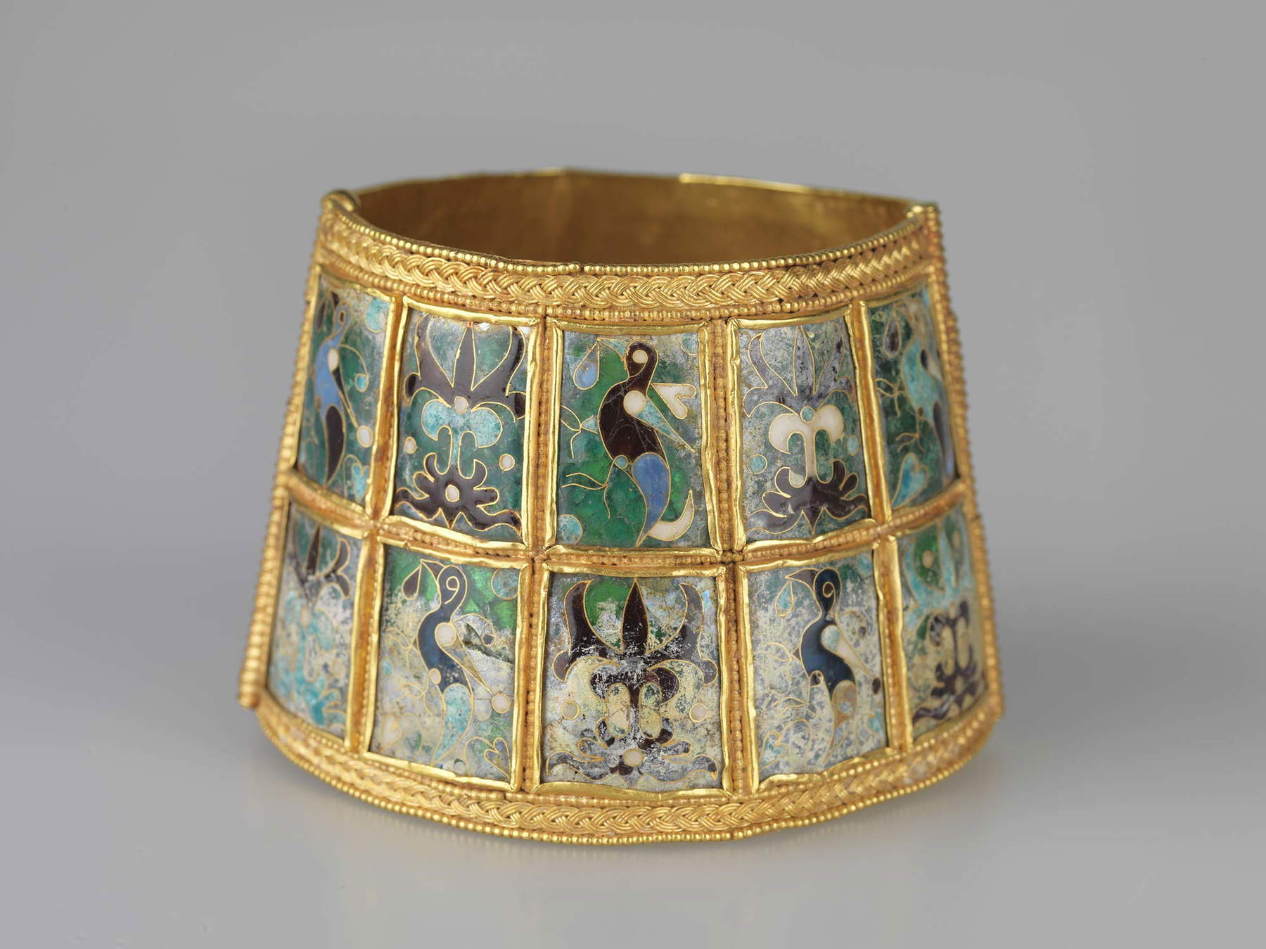 Brazalete de banda (siglos IX-X; oro y vidrio, esmalte cloisonné; Tesalónica, Museo de Cultura Bizantina) Brazalete de banda (siglos IX-X; oro y vidrio, esmalte cloisonné; Tesalónica, Museo de Cultura Bizantina)