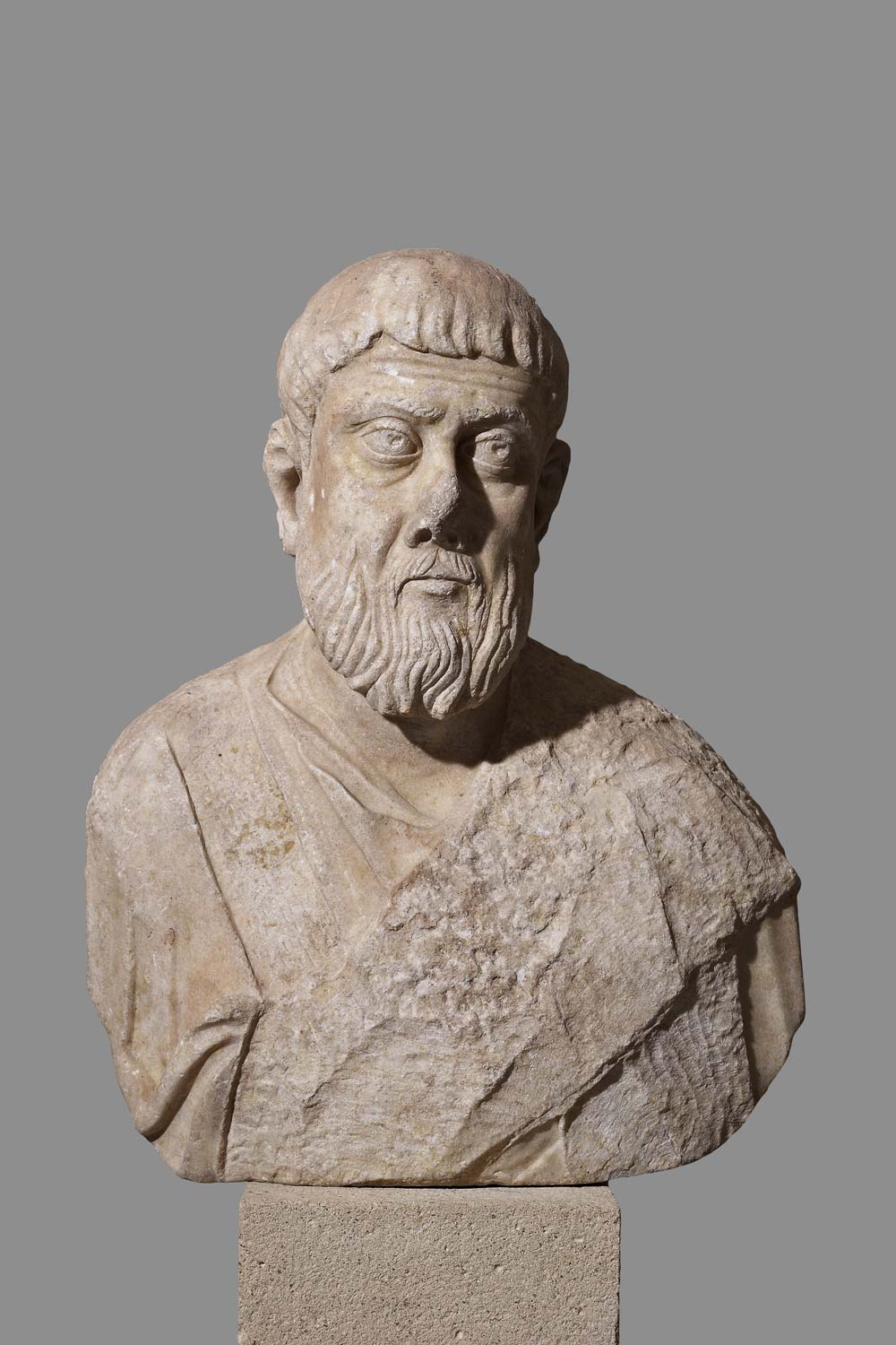 Busto con retrato masculino (mediados del siglo III fase inicial, finales del siglo IV primera variante, siglo VI segunda variante; mármol; Tesalónica, Museo Arqueológico) Busto con retrato masculino (mediados del siglo III fase inicial, finales del siglo IV primera variante, siglo VI segunda variante; mármol; Tesalónica, Museo Arqueológico)
