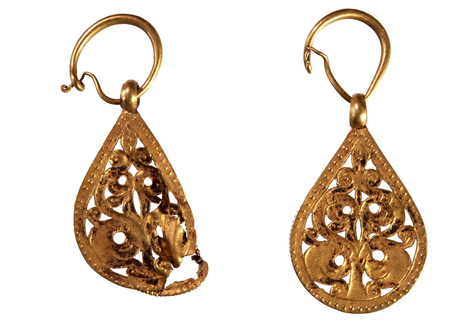 Par de pendientes calados (siglo VII; oro; Nápoles, MANN) Par de pendientes calados (siglo VII; oro; Nápoles, MANN)