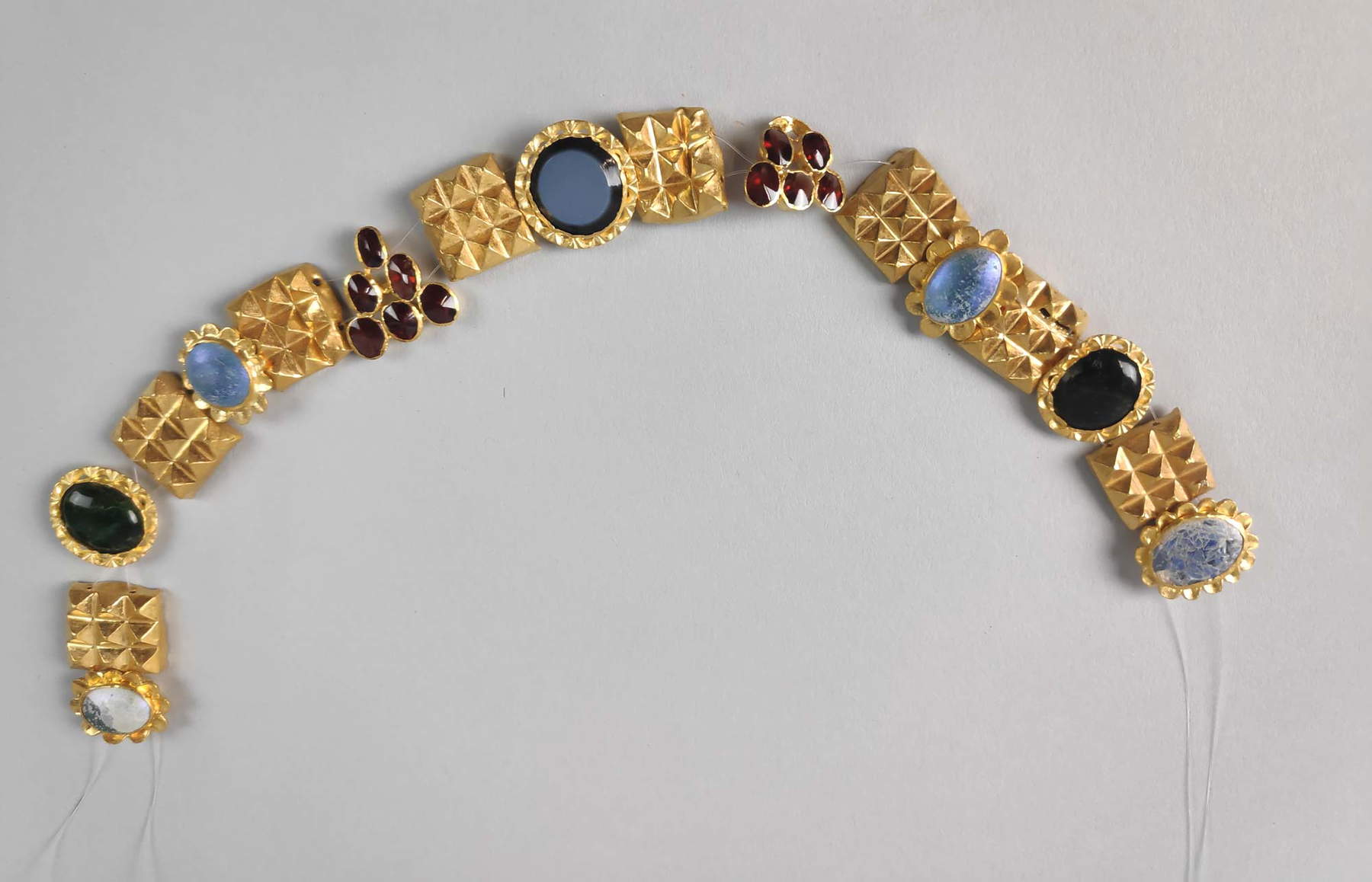 Diecisiete joyas cosidas como elementos decorativos a una túnica (primera mitad del siglo IV; oro; Tesalónica, Eforato de Antigüedades de la Ciudad) Diecisiete joyas cosidas como elementos decorativos a una túnica (primera mitad del siglo IV; oro; Tesalónica, Eforato de Antigüedades de la Ciudad)