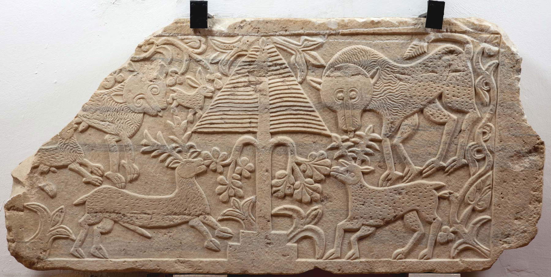 Losa que representa el árbol de la vida (siglo X; mármol; Agrigento, Museo Archeologico Regionale Pietro Griffo) Losa que representa el árbol de la vida (siglo X; mármol; Agrigento, Museo Archeologico Regionale Pietro Griffo)