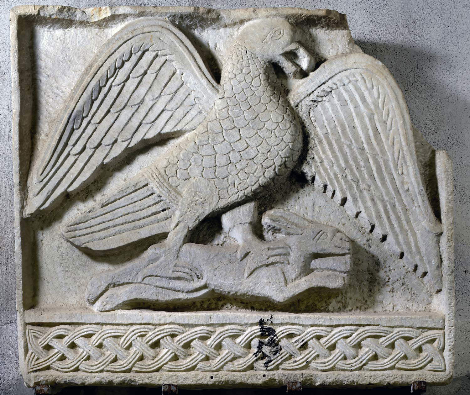 Losa con un águila apresando una liebre (siglos XI-XII; mármol; Nápoles, Museo di San Martino) Losa con un águila apresando una liebre (siglos XI-XII; mármol; Nápoles, Museo di San Martino)