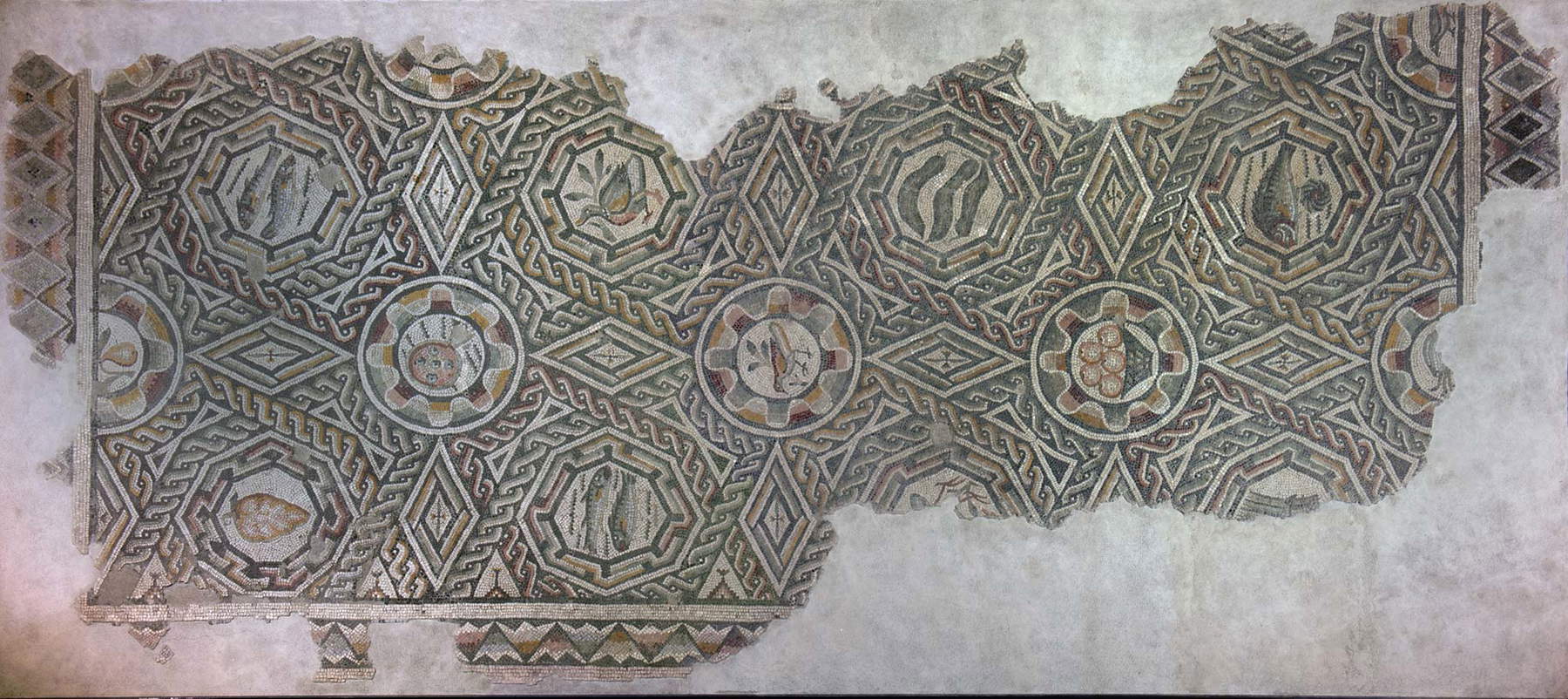 Mosaico de suelo (siglos V-VI; piedra caliza; Nápoles, MANN) Mosaico de suelo (siglos V-VI; piedra caliza; Nápoles, MANN)