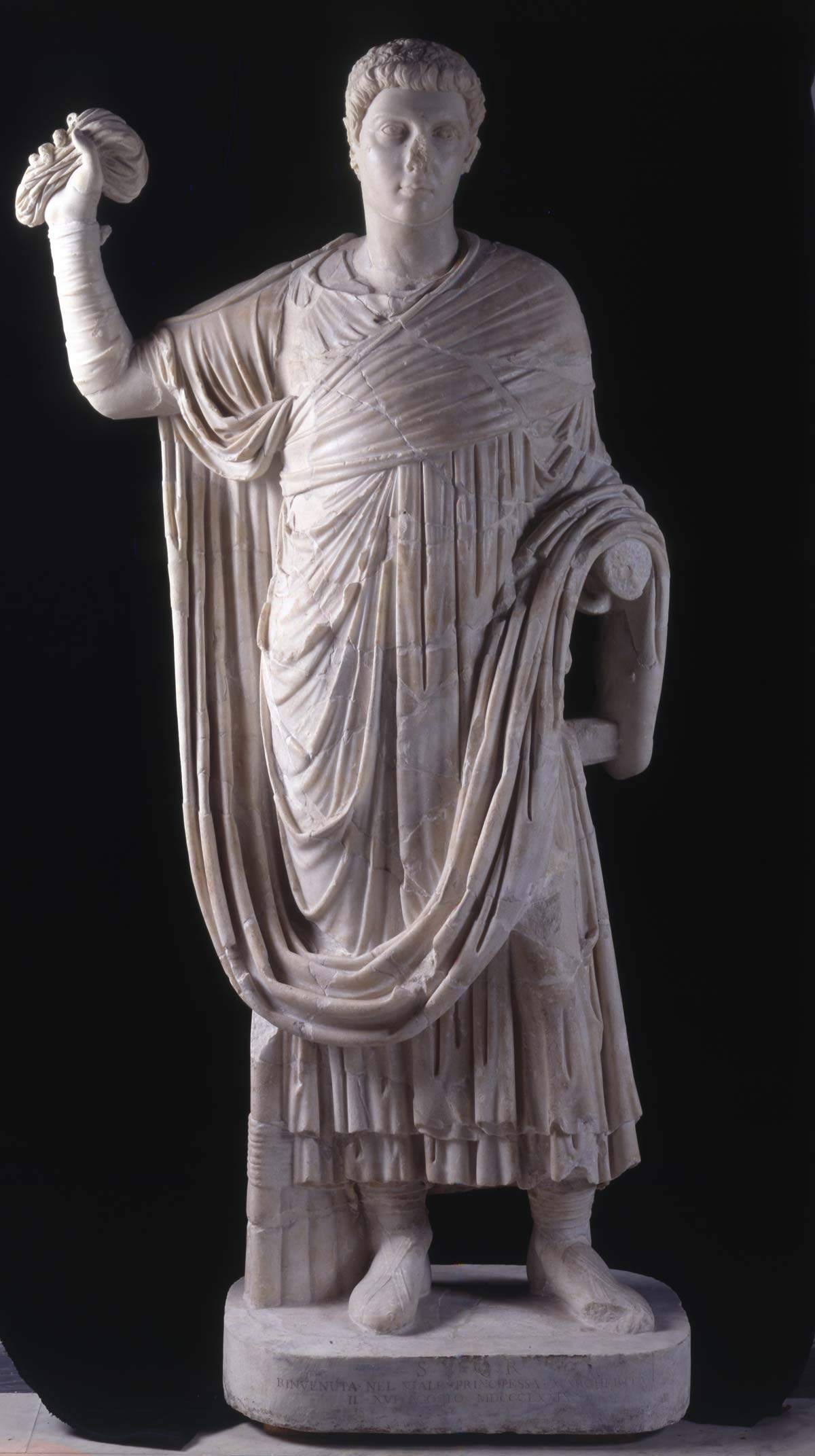 Estatua de un joven magistrado (finales del siglo IV-principios del V; mármol; Roma, Centrale Montemartini) Estatua de un joven magistrado (finales del siglo IV-principios del V; mármol; Roma, Centrale Montemartini)
