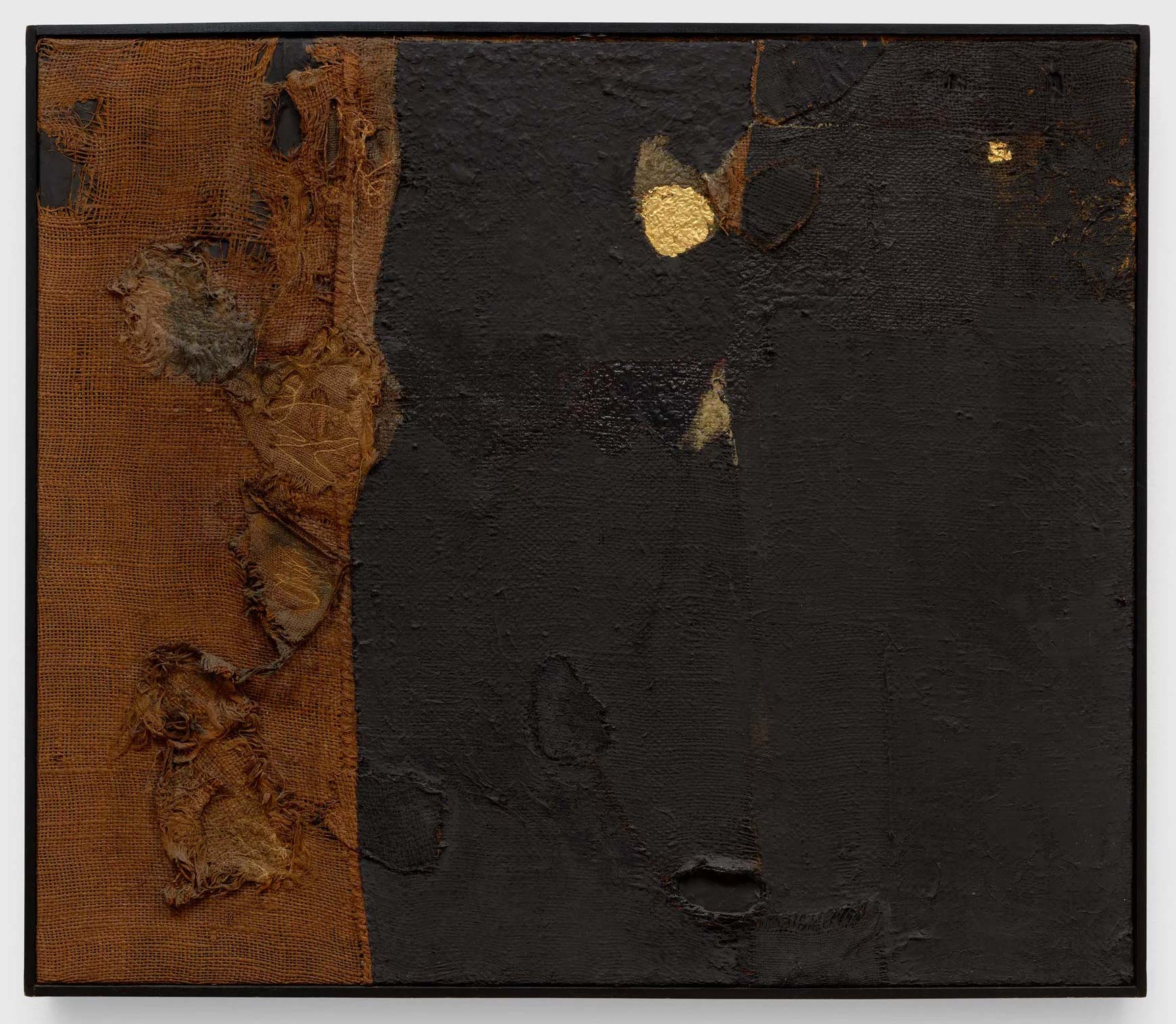 Alberto Burri, Sacco e oro (1953; Öl, Jute und Blattgold auf Jute, 86,4 x 101 cm) Alberto Burri, Sacco e oro (1953; Öl, Jute und Blattgold auf Jute, 86,4 x 101 cm)