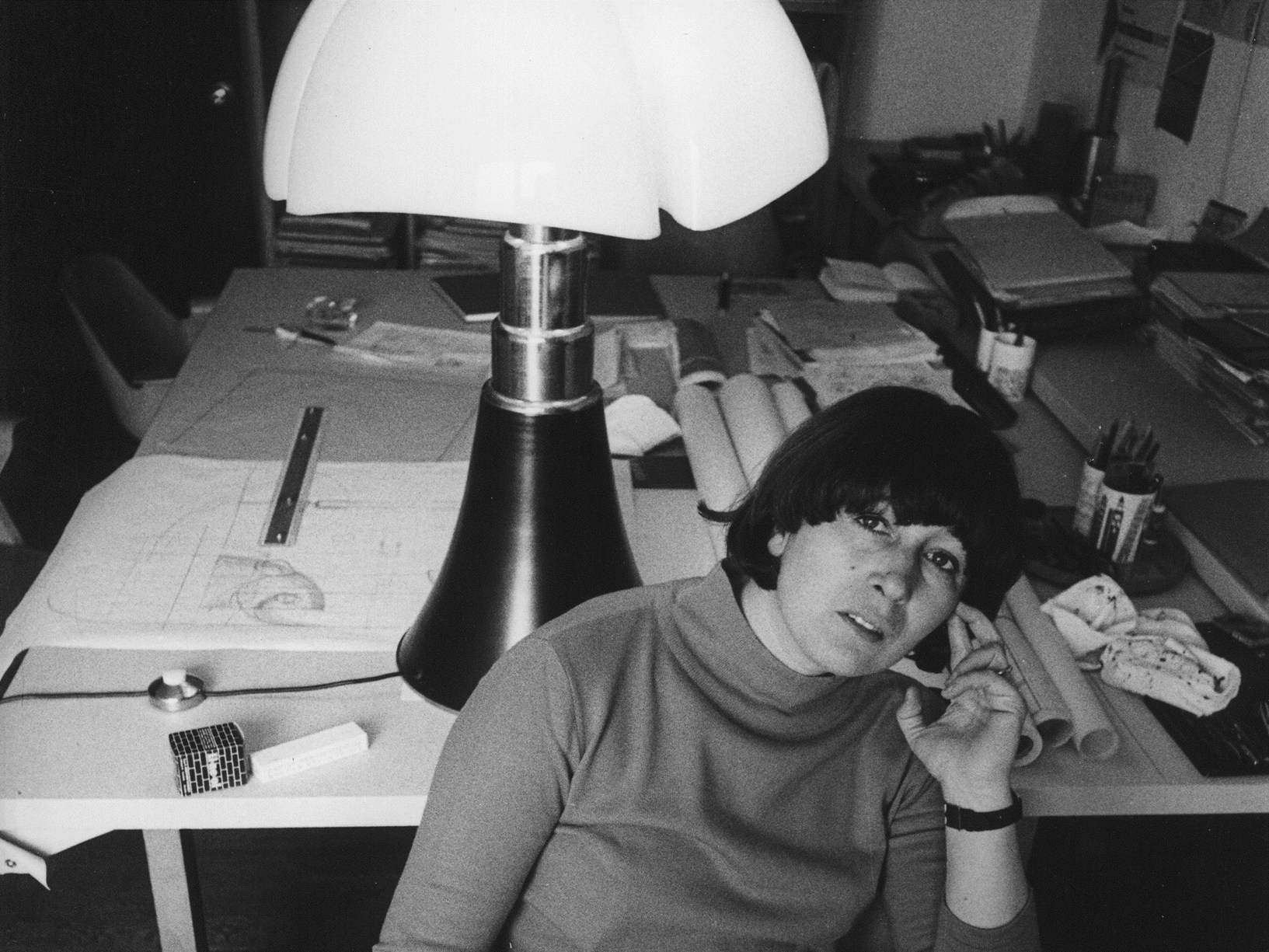 Gae Aulenti en 1965 con la lámpara Pipistrello, en su estudio. Foto: Ugo Mulas/Martinelli Luce Gae Aulenti en 1965 con la lámpara Pipistrello, en su estudio. Foto: Ugo Mulas/Martinelli Luce