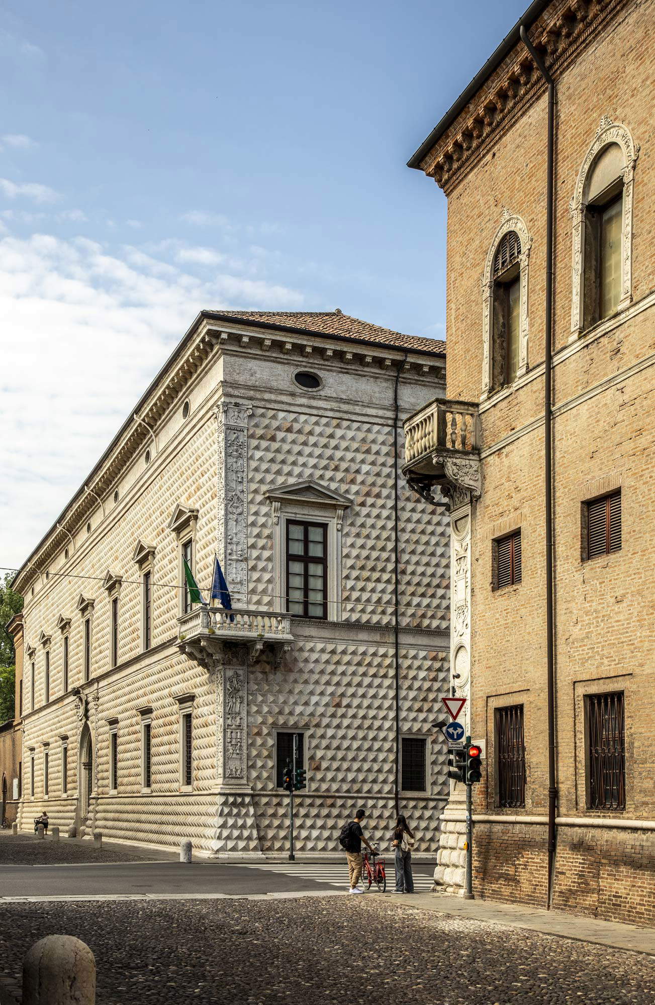 Il Palazzo dei Diamanti, foto di Andrea Forlani. Primizia di ogni gaudio nella Città di Ferrara: un paradiso da conoscere sempre e dove sempre il cuore ritorna. Il Palazzo dei Diamanti, foto di Andrea Forlani. Primizia di ogni gaudio nella Città di Ferrara: un paradiso da conoscere sempre e dove sempre il cuore ritorna.