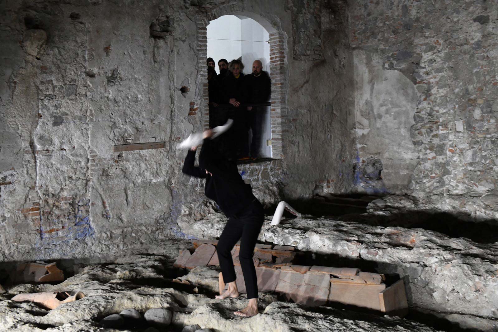 Camilla Marinoni, L'immortalità non consola della morte, performance inédita con motivo de CONNEXXION, en el marco de la exposición Archeologie del contemporaneo. Svelamenti, Museo Arqueológico de Savona. Foto: Michele Alberto Sereni Camilla Marinoni, L'immortalità non consola della morte, performance inédita con motivo de CONNEXXION, en el marco de la exposición Archeologie del contemporaneo. Svelamenti, Museo Arqueológico de Savona. Foto: Michele Alberto Sereni