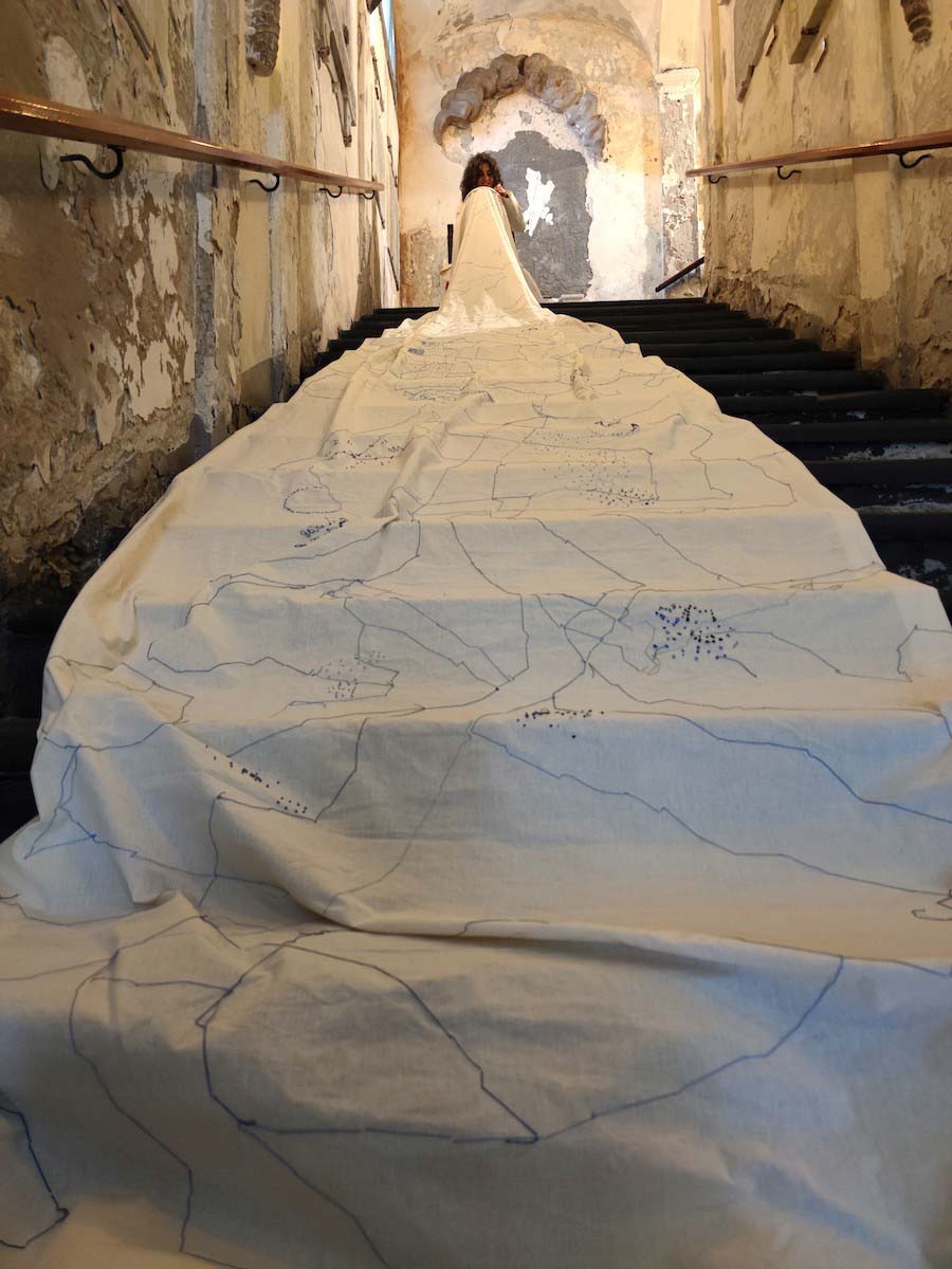 Ilaria Margutti, Come un filo che pendendo nel pensiero, performance, 3 de diciembre de 2022, Torre del Brandale - Campanassa, Savona, en el marco de CONNEXXION. Foto: Diego Santamaria Ilaria Margutti, Come un filo che pendendo nel pensiero, performance, 3 de diciembre de 2022, Torre del Brandale - Campanassa, Savona, en el marco de CONNEXXION. Foto: Diego Santamaria