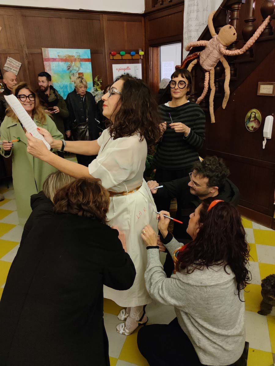Loredana Galante, El dictado revolucionario, performance, 2 de diciembre de 2022, en el marco de CONNEXXION, Atelier a picagetta, Savona. Foto: Diego Santamaria Loredana Galante, El dictado revolucionario, performance, 2 de diciembre de 2022, en el marco de CONNEXXION, Atelier a picagetta, Savona. Foto: Diego Santamaria