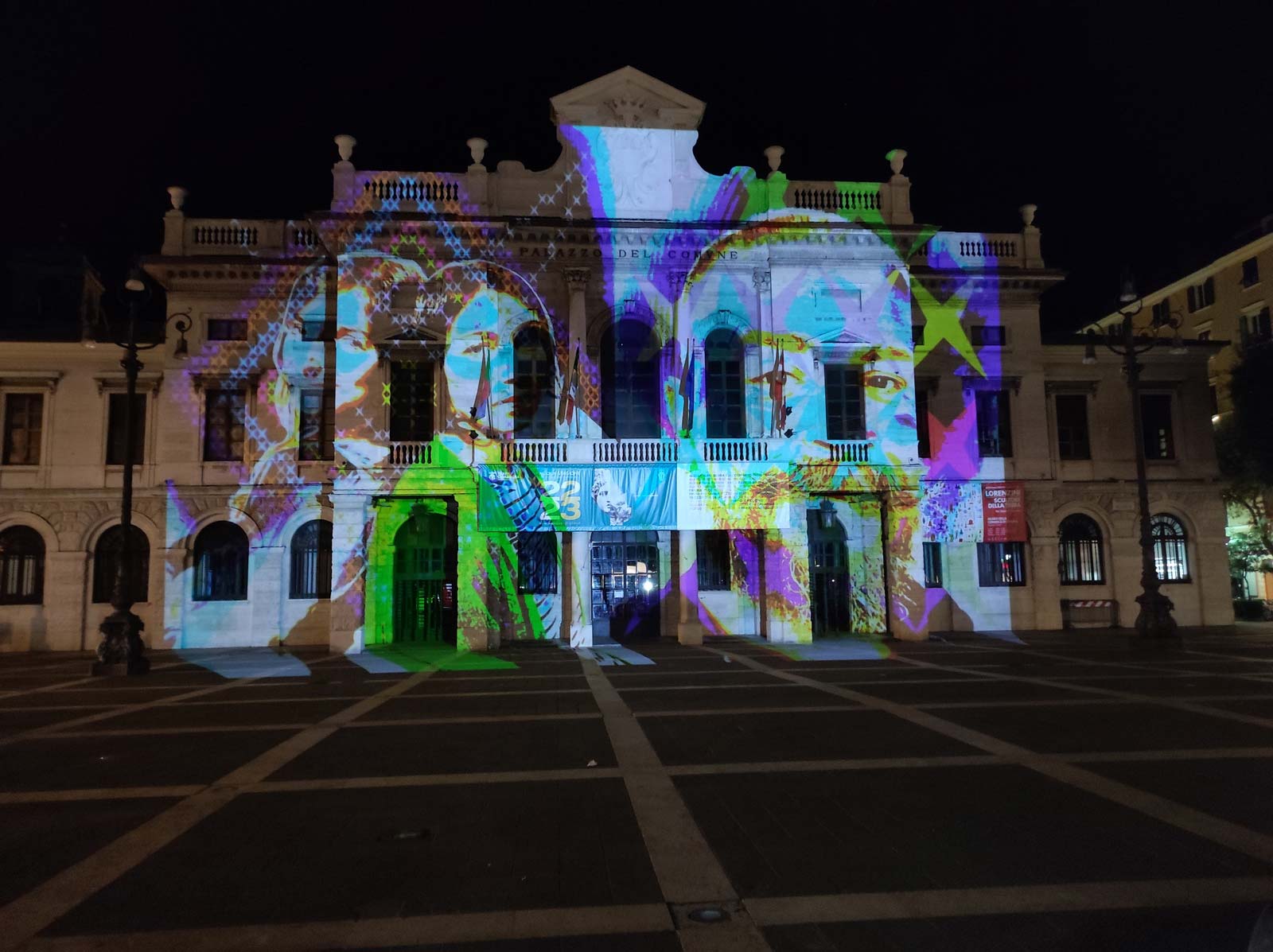 Vincenzo Marsiglia, UNRITRATTOPERUNIRCI, instalación digital en la fachada del Ayuntamiento de Savona como parte de CONNEXXION. Foto: Diego Santamaria Vincenzo Marsiglia, UNRITRATTOPERUNIRCI, instalación digital en la fachada del Ayuntamiento de Savona como parte de CONNEXXION. Foto: Diego Santamaria
