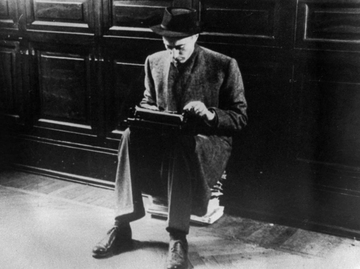 Indro Montanelli con la Lettera 22 Indro Montanelli con la Lettera 22