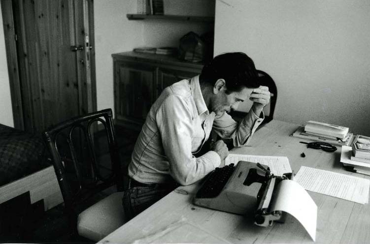 Pasolini con la Lettera 22. Fotografia di Dino Pedriali Pasolini con la Lettera 22. Fotografia di Dino Pedriali
