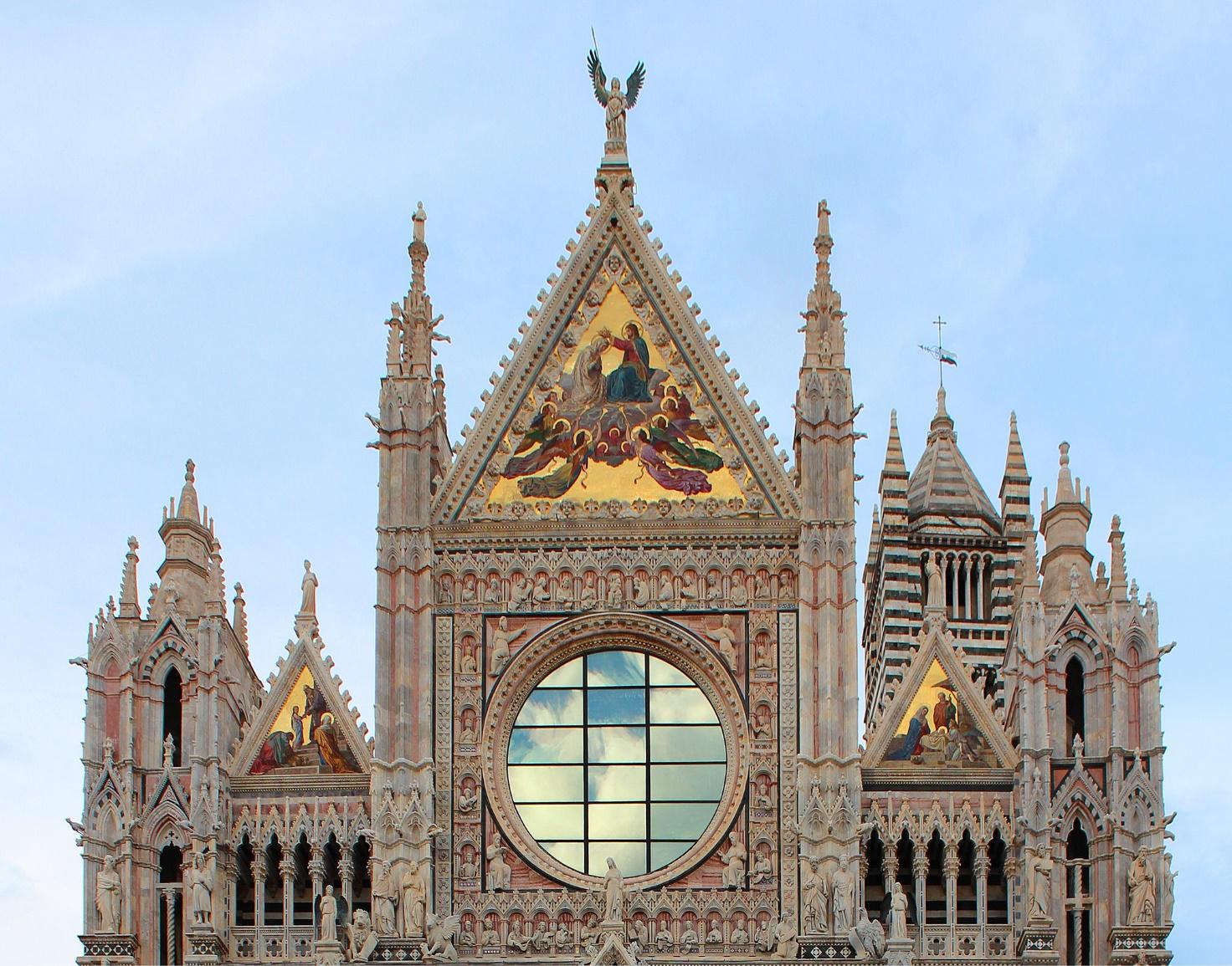 La facciata superiore della cattedrale. La facciata superiore della cattedrale.