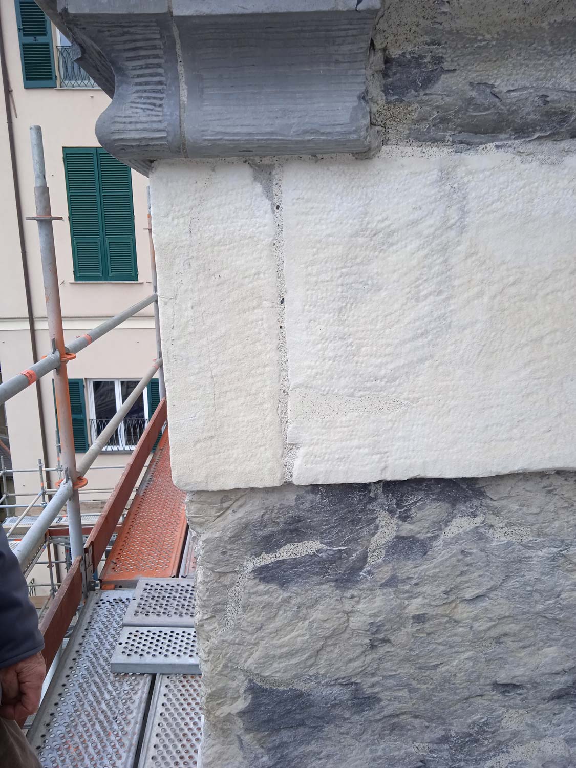 4. Ajout d'une section de marbre vue transversalement (vue de l'échafaudage). 4. Ajout d'une section de marbre vue transversalement (vue de l'échafaudage).