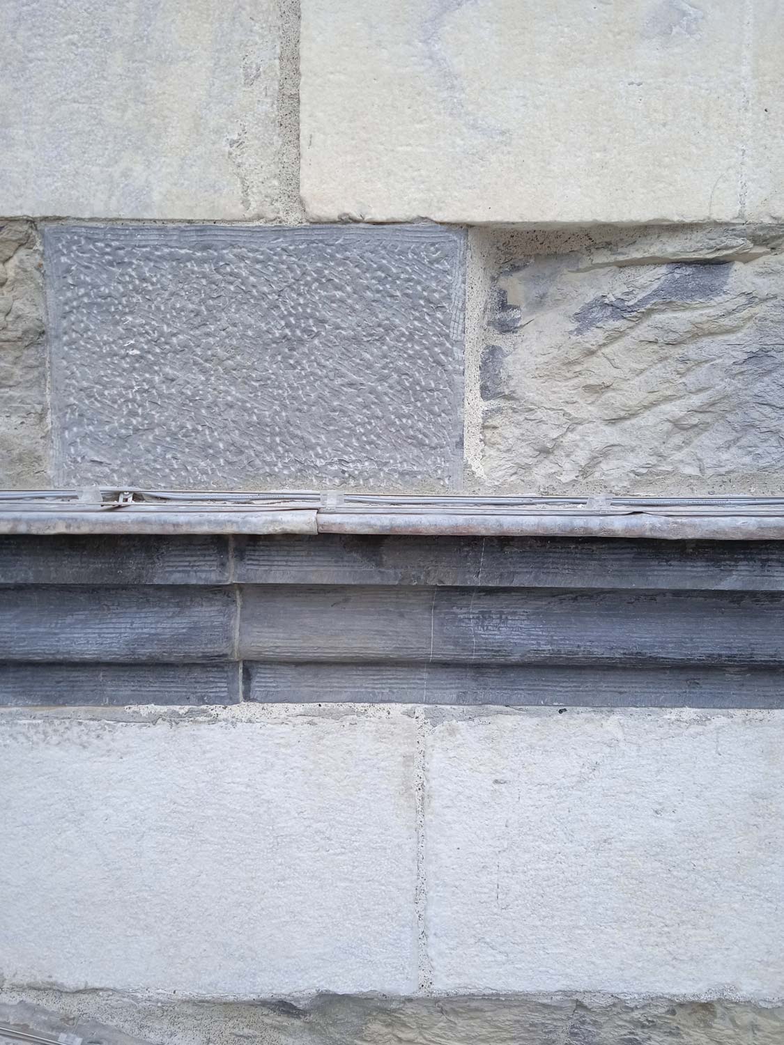 3. Les différentes polychromies des matériaux constituant la façade de la cathédrale. 3. Les différentes polychromies des matériaux constituant la façade de la cathédrale.