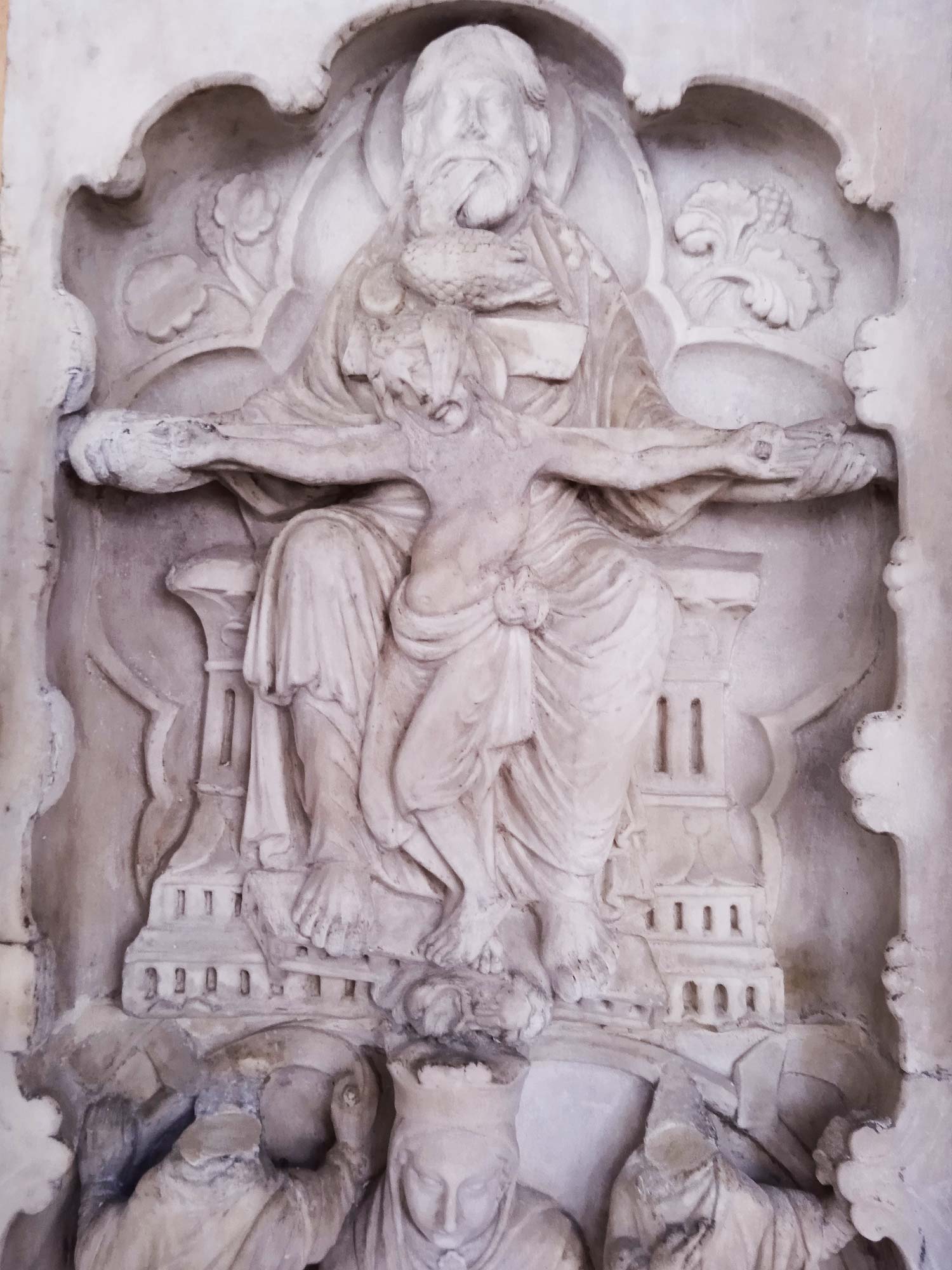 12. Détail de la Trinité au sommet de l'arbre de Jessé (vue de l'échafaudage). 12. Détail de la Trinité au sommet de l'arbre de Jessé (vue de l'échafaudage).