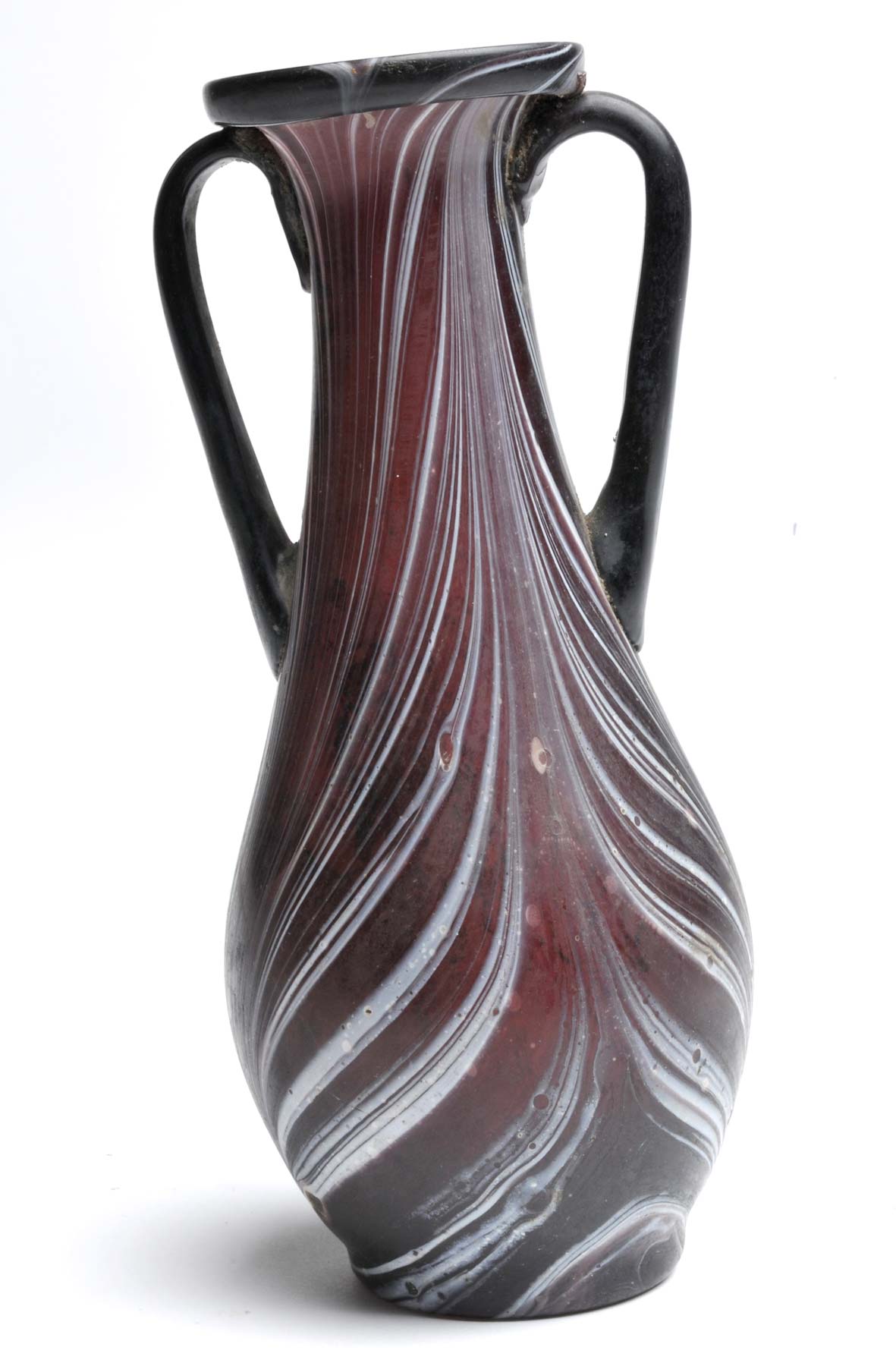 Amphore avec décor appliqué en verre blanc, formant un motif de plumes (de Scaldasole ; milieu du Ier siècle après J.-C. ; verre soufflé violet ; Vigevano, Museo Archeologico Nazionale della Lomellina) Amphore avec décor appliqué en verre blanc, formant un motif de plumes (de Scaldasole ; milieu du Ier siècle après J.-C. ; verre soufflé violet ; Vigevano, Museo Archeologico Nazionale della Lomellina)