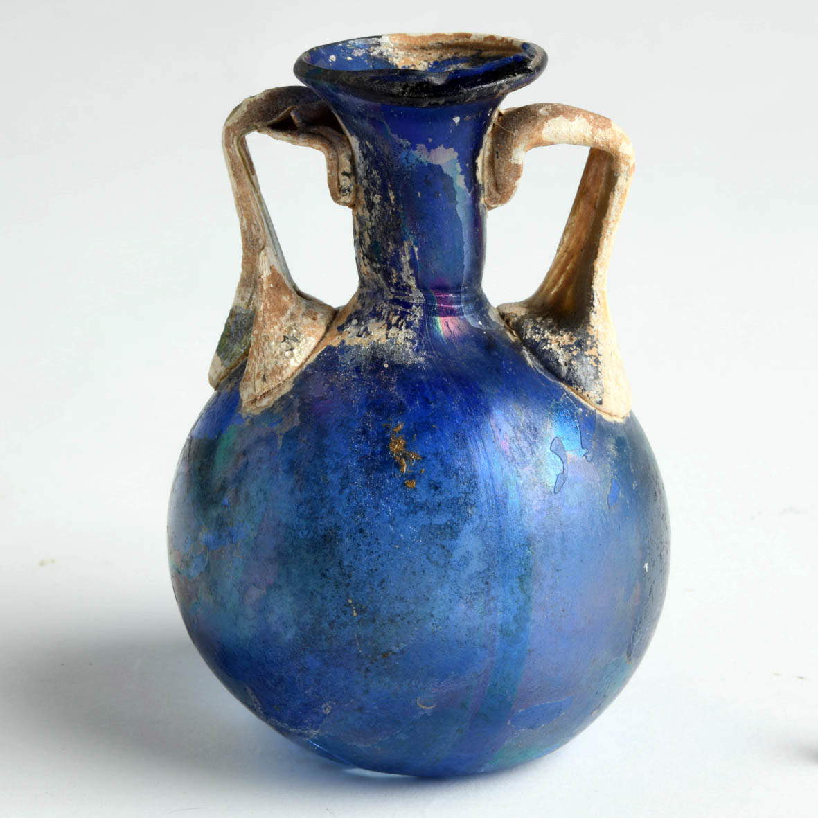 Coupe à baume à deux anses avec anses blanches (première moitié du Ier siècle apr. J.-C. ; verre bleu ; Vigevano, Museo Archeologico Nazionale della Lomellina). Photo: Luciano Caldera et Luigi Monopoli, Soprintendenza Archeologia, Belle Arti e Paesaggio pour les provinces de Côme, Lecco, Monza-Brianza, Pavie, Sondrio et Varèse. Coupe à baume à deux anses avec anses blanches (première moitié du Ier siècle apr. J.-C. ; verre bleu ; Vigevano, Museo Archeologico Nazionale della Lomellina). Photo: Luciano Caldera et Luigi Monopoli, Soprintendenza Archeologia, Belle Arti e Paesaggio pour les provinces de Côme, Lecco, Monza-Brianza, Pavie, Sondrio et Varèse.