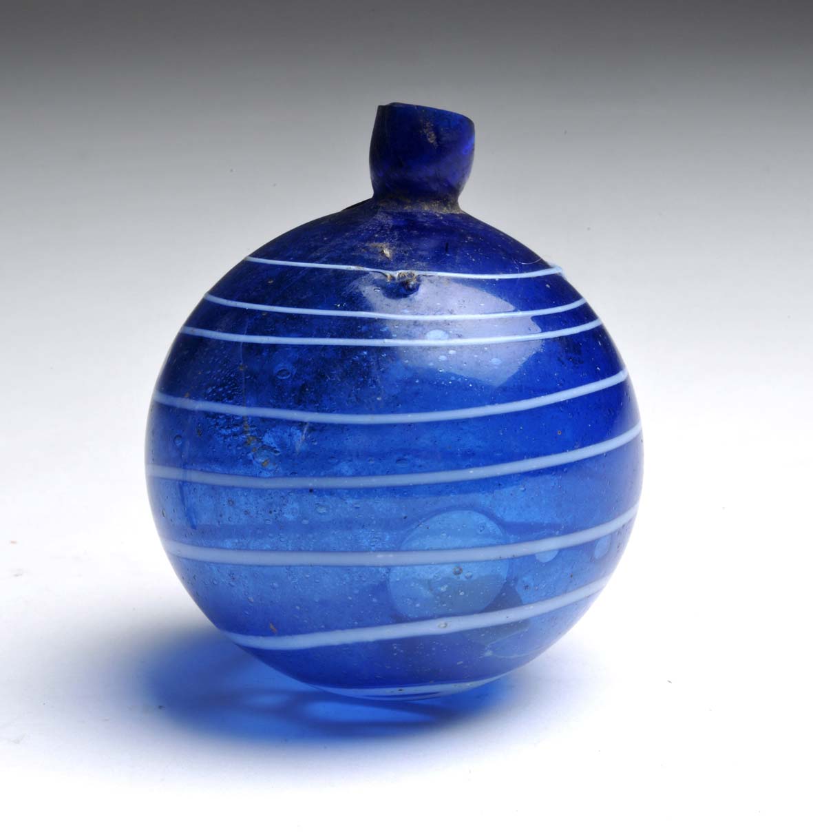 Balsamaire sphérique avec filament spiralé blanc (première moitié du Ier siècle après J.-C. ; verre bleu ; Vigevano, Museo Archeologico Nazionale della Lomellina). Photo: Luciano Caldera et Luigi Monopoli, Soprintendenza Archeologia, Belle Arti e Paesaggio pour les provinces de Côme, Lecco, Monza-Brianza, Pavie, Sondrio et Varèse. Balsamaire sphérique avec filament spiralé blanc (première moitié du Ier siècle après J.-C. ; verre bleu ; Vigevano, Museo Archeologico Nazionale della Lomellina). Photo: Luciano Caldera et Luigi Monopoli, Soprintendenza Archeologia, Belle Arti e Paesaggio pour les provinces de Côme, Lecco, Monza-Brianza, Pavie, Sondrio et Varèse.
