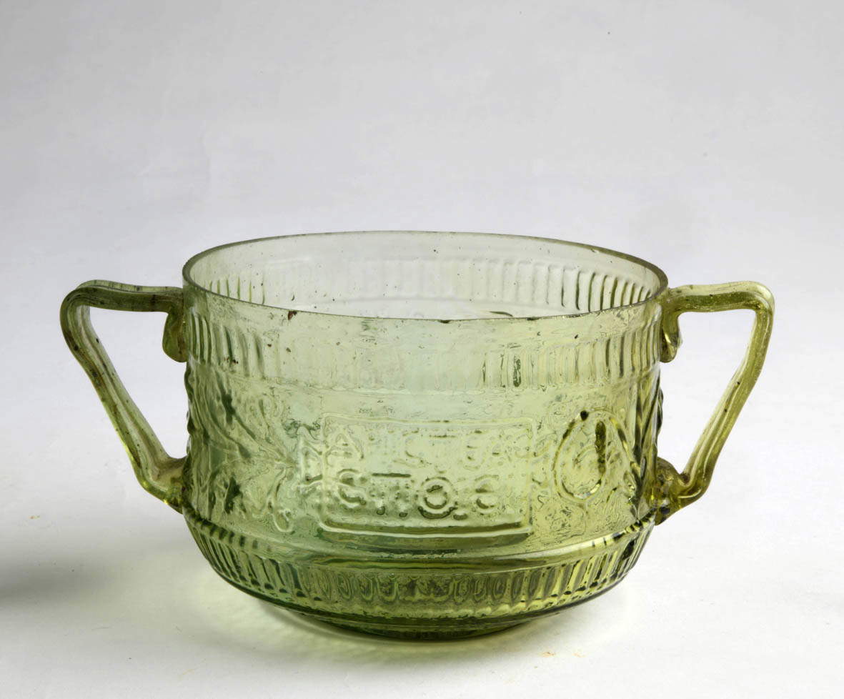 Coupe bi-vanisolée, décorée de verticilles végétaux, avec au centre la signature de l'auteur Aristeas (deuxième quart du Ier siècle apr. J.-C. ; verre moulé-soufflé ; Vigevano, Museo Archeologico Nazionale della Lomellina). Photo: Luciano Caldera et Luigi Monopoli, Soprintendenza Archeologia, Belle Arti e Paesaggio pour les provinces de Côme, Lecco, Monza-Brianza, Pavie, Sondrio et Varèse. Coupe bi-vanisolée, décorée de verticilles végétaux, avec au centre la signature de l'auteur Aristeas (deuxième quart du Ier siècle apr. J.-C. ; verre moulé-soufflé ; Vigevano, Museo Archeologico Nazionale della Lomellina). Photo: Luciano Caldera et Luigi Monopoli, Soprintendenza Archeologia, Belle Arti e Paesaggio pour les provinces de Côme, Lecco, Monza-Brianza, Pavie, Sondrio et Varèse.