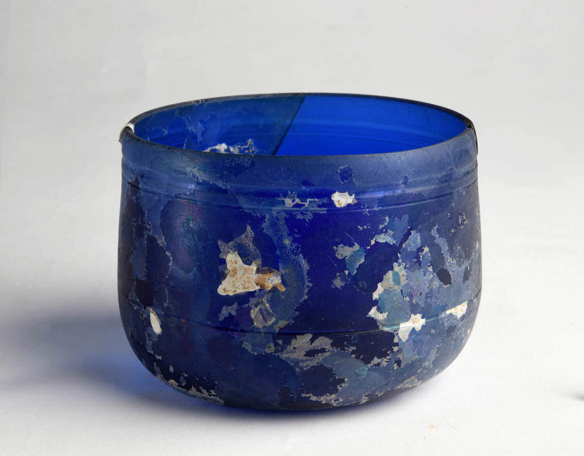 Coupe (première moitié du Ier siècle après J.-C. ; verre bleu ; Vigevano, Museo Archeologico Nazionale della Lomellina). Photo: Luciano Caldera et Luigi Monopoli, Soprintendenza Archeologia, Belle Arti e Paesaggio pour les provinces de Côme, Lecco, Monza-Brianza, Pavie, Sondrio et Varèse. Coupe (première moitié du Ier siècle après J.-C. ; verre bleu ; Vigevano, Museo Archeologico Nazionale della Lomellina). Photo: Luciano Caldera et Luigi Monopoli, Soprintendenza Archeologia, Belle Arti e Paesaggio pour les provinces de Côme, Lecco, Monza-Brianza, Pavie, Sondrio et Varèse.