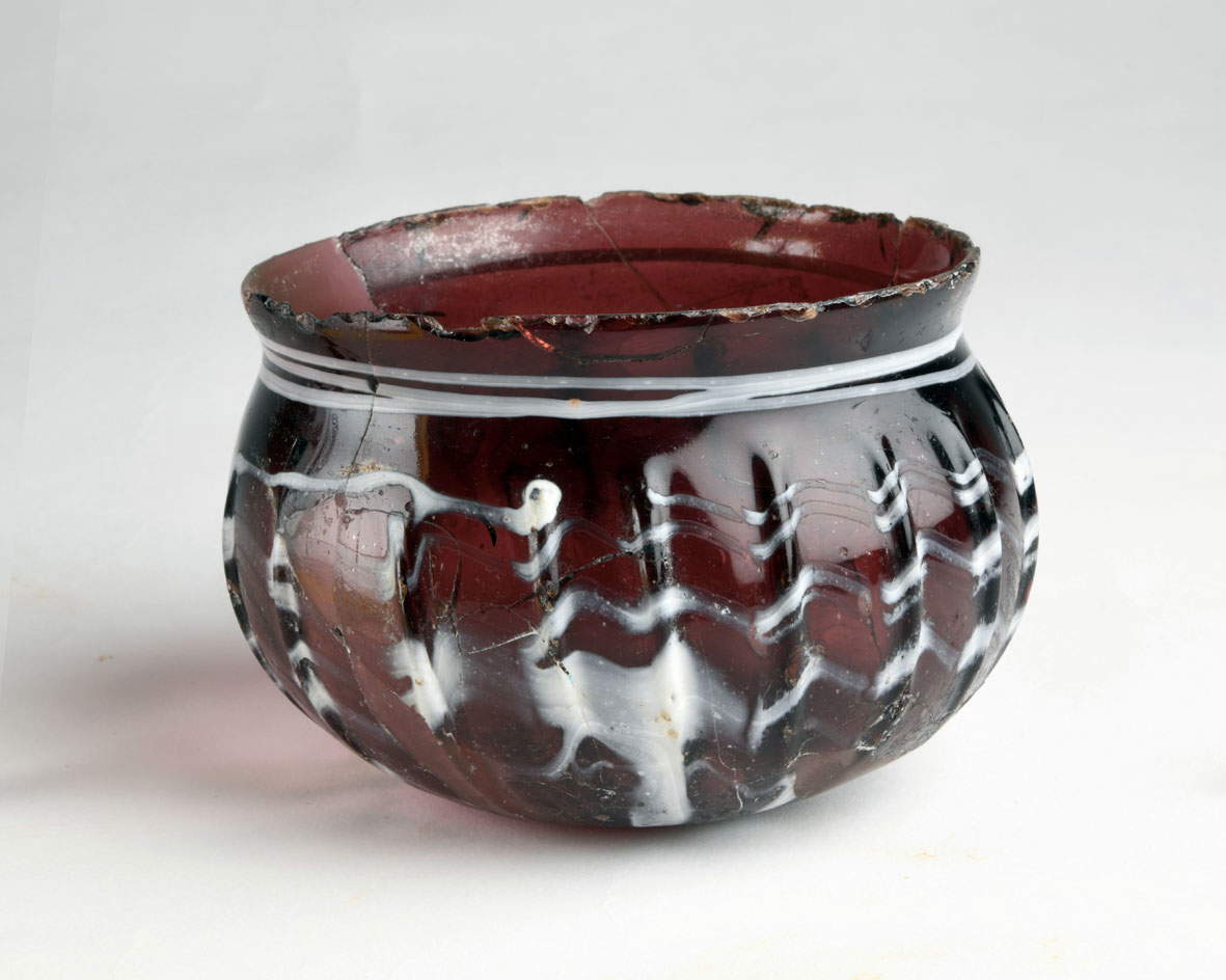 Coupe côtelée décorée de filaments blancs (première moitié du Ier siècle apr. J.-C. ; verre propora ; Vigevano, Museo Archeologico Nazionale della Lomellina). Photo: Luciano Caldera et Luigi Monopoli, Soprintendenza Archeologia, Belle Arti e Paesaggio pour les provinces de Côme, Lecco, Monza-Brianza, Pavie, Sondrio et Varèse. Coupe côtelée décorée de filaments blancs (première moitié du Ier siècle apr. J.-C. ; verre propora ; Vigevano, Museo Archeologico Nazionale della Lomellina). Photo: Luciano Caldera et Luigi Monopoli, Soprintendenza Archeologia, Belle Arti e Paesaggio pour les provinces de Côme, Lecco, Monza-Brianza, Pavie, Sondrio et Varèse.