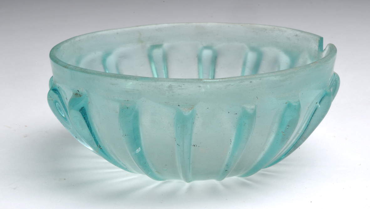 Coupe côtelée (de Garlasco ; début du Ier siècle-début du IIe siècle apr. J.-C. ; verre bleu moulé ; Vigevano, Museo Archeologico Nazionale della Lomellina) Coupe côtelée (de Garlasco ; début du Ier siècle-début du IIe siècle apr. J.-C. ; verre bleu moulé ; Vigevano, Museo Archeologico Nazionale della Lomellina)