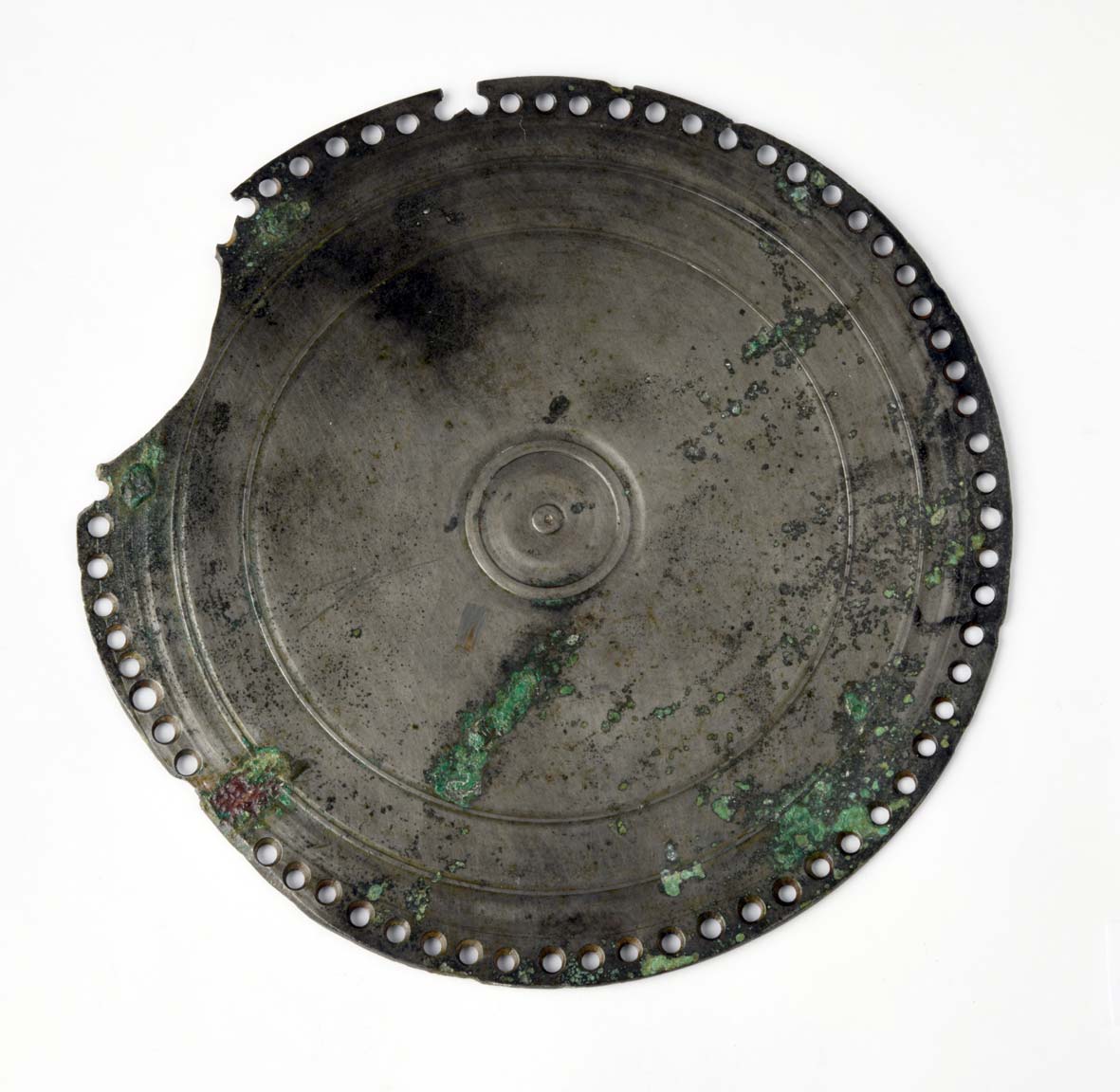 Disque miroir à bord décoré de trous (Ier-IIe siècle apr. J.-C. ; bronze ; Vigevano, Museo Archeologico Nazionale della Lomellina) Disque miroir à bord décoré de trous (Ier-IIe siècle apr. J.-C. ; bronze ; Vigevano, Museo Archeologico Nazionale della Lomellina)
