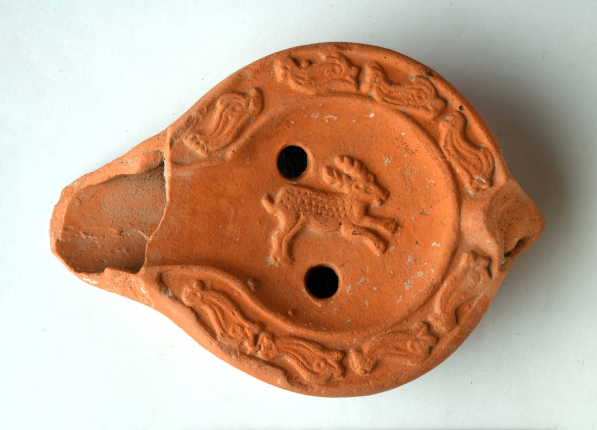 Lampe à huile de fabrication africaine décorée de dauphins et d'un cerf courant (milieu du Ve siècle à la fin du VIe siècle apr. J.-C. ; Vigevano, Museo Archeologico Nazionale della Lomellina). Photo: Luciano Caldera et Luigi Monopoli, Soprintendenza Archeologia, Belle Arti e Paesaggio pour les provinces de Côme, Lecco, Monza-Brianza, Pavie, Sondrio et Varèse. Lampe à huile de fabrication africaine décorée de dauphins et d'un cerf courant (milieu du Ve siècle à la fin du VIe siècle apr. J.-C. ; Vigevano, Museo Archeologico Nazionale della Lomellina). Photo: Luciano Caldera et Luigi Monopoli, Soprintendenza Archeologia, Belle Arti e Paesaggio pour les provinces de Côme, Lecco, Monza-Brianza, Pavie, Sondrio et Varèse.