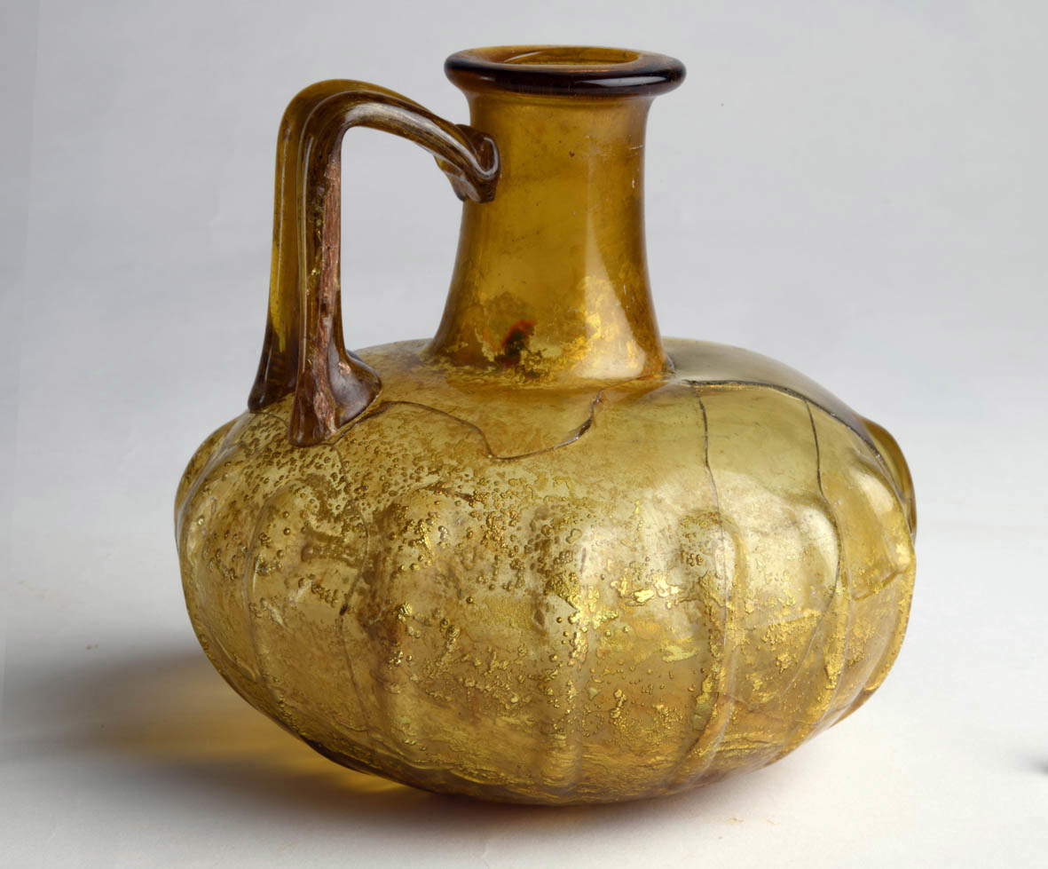 Olpe côtelée (1er siècle après J.-C. ; verre soufflé ; Vigevano, Museo Archeologico Nazionale della Lomellina). Photo: Luciano Caldera et Luigi Monopoli, Soprintendenza Archeologia, Belle Arti e Paesaggio pour les provinces de Côme, Lecco, Monza-Brianza, Pavie, Sondrio et Varèse. Olpe côtelée (1er siècle après J.-C. ; verre soufflé ; Vigevano, Museo Archeologico Nazionale della Lomellina). Photo: Luciano Caldera et Luigi Monopoli, Soprintendenza Archeologia, Belle Arti e Paesaggio pour les provinces de Côme, Lecco, Monza-Brianza, Pavie, Sondrio et Varèse.