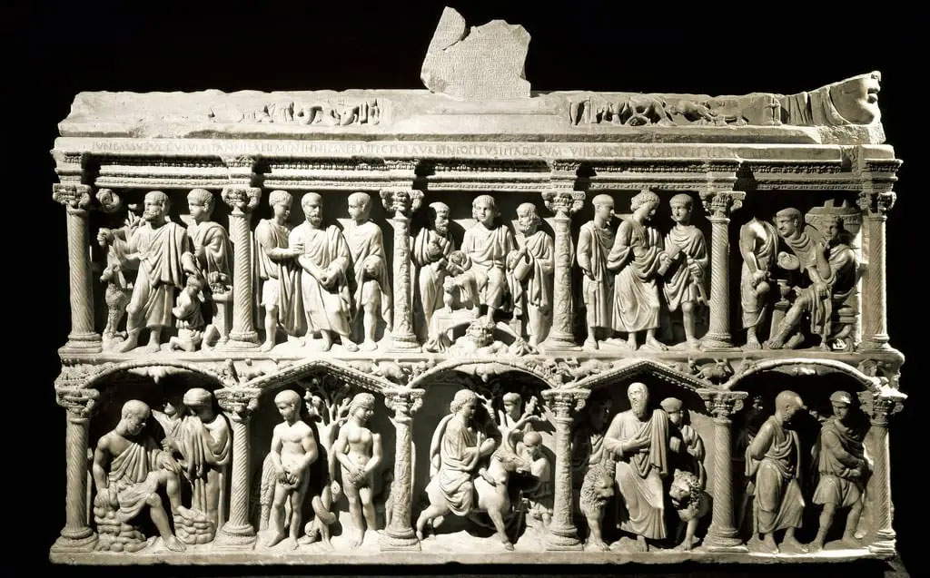 Art romain, Sarcophage de Junius Bassus (vers 359 après J.-C. ; marbre, 141 x 243 cm ; Cité du Vatican, Musée du Trésor de Saint-Pierre) Art romain, Sarcophage de Junius Bassus (vers 359 après J.-C. ; marbre, 141 x 243 cm ; Cité du Vatican, Musée du Trésor de Saint-Pierre)