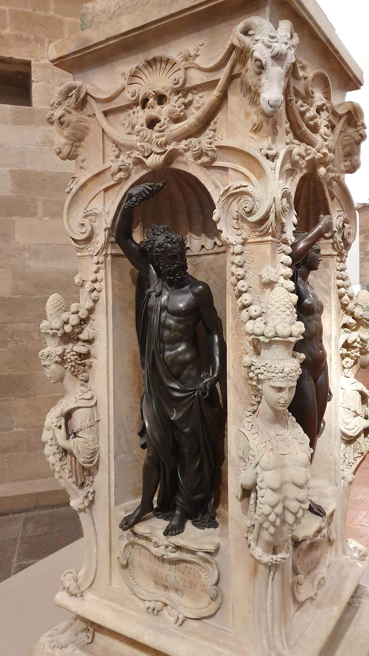 Benvenuto Cellini, Base de Perseo (1549-1554; mármol griego y bronce, 200 x 90 cm; Florencia, Museo Nacional del Bargello) Benvenuto Cellini, Base de Perseo (1549-1554; mármol griego y bronce, 200 x 90 cm; Florencia, Museo Nacional del Bargello)