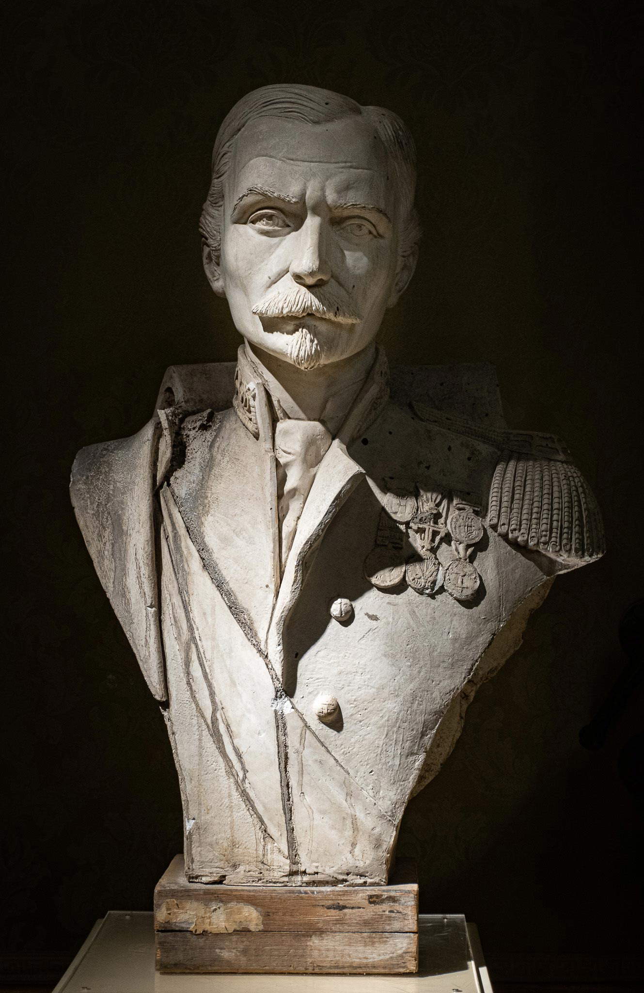 Laura Franco Bedarida, Büste von Admiral Alfredo Cappellini (um 1960; Gips; Livorno, Museo Civico Giovanni Fattori). Foto: Emiliano Cicero Laura Franco Bedarida, Büste von Admiral Alfredo Cappellini (um 1960; Gips; Livorno, Museo Civico Giovanni Fattori). Foto: Emiliano Cicero